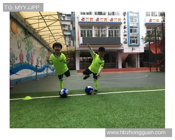 小球星足球教学全面提升少儿技术素养与团队合作能力的实践探索